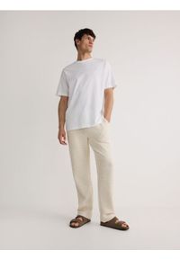 Reserved - Spodnie ze strukturalnej dzianiny - beżowy. Kolor: beżowy. Materiał: dzianina #1