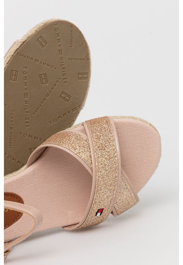 TOMMY HILFIGER - Tommy Hilfiger sandały dziecięce kolor beżowy. Zapięcie: klamry. Kolor: beżowy. Materiał: guma, materiał. Obcas: na koturnie