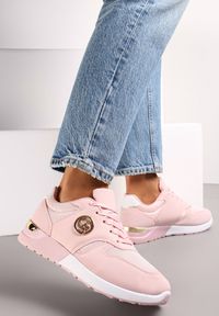 Renee - Różowe Sneakersy Ozdobione Metalicznymi Wstawkami Dabriele. Nosek buta: okrągły. Zapięcie: sznurówki. Kolor: różowy. Materiał: materiał. Wzór: aplikacja. Obcas: na obcasie. Wysokość obcasa: niski #1