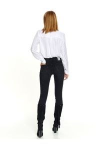 TOP SECRET - Klasyczna koszula z długim rękawem. Okazja: do pracy. Kolor: biały. Materiał: jeans, bawełna. Długość rękawa: długi rękaw. Długość: długie. Wzór: aplikacja. Sezon: zima, jesień. Styl: klasyczny #3