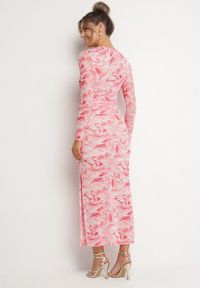 Born2be - Fuksjowa Dopasowana Sukienka z Siateczki z Wiskozą w Abstrakcyjny Wzór Sarilene. Okazja: na co dzień. Kolor: różowy. Materiał: wiskoza. Długość rękawa: długi rękaw. Typ sukienki: dopasowane. Styl: elegancki, casual, klasyczny #6