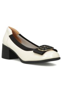 Skórzane czółenka lakierowane na klocku beżowe Filippo DP6960. Kolor: beżowy. Materiał: skóra. Wzór: aplikacja. Obcas: na obcasie. Wysokość obcasa: średni #1