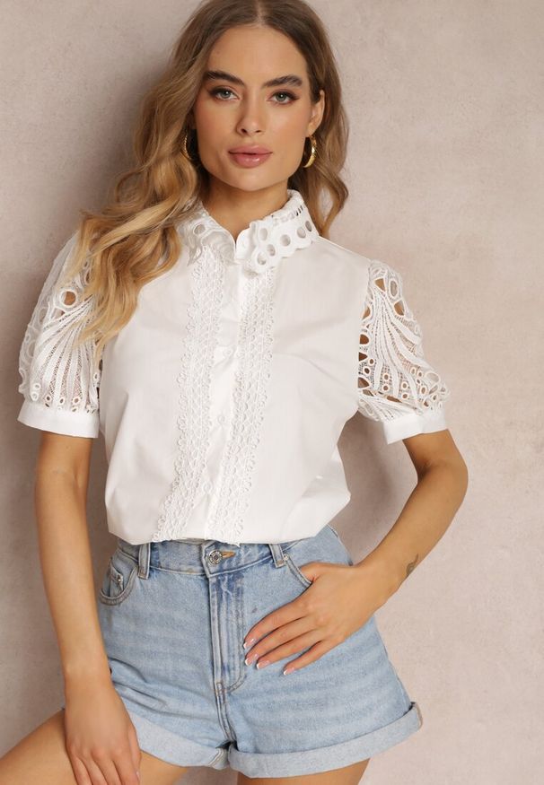 Renee - Biała Koszula z Ozdobnym Kołnierzem i Rękawami z Koronkowymi Wstawkami Brixta. Kolor: biały. Materiał: koronka. Styl: elegancki