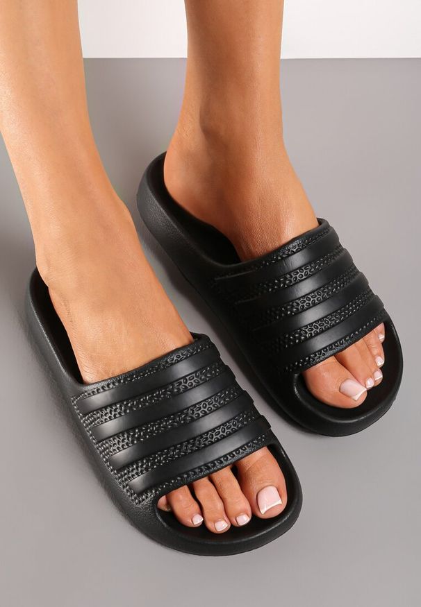 Renee - Czarne Klapki z Piankowej Tkaniny z Ozdobną Cholewką Alevir. Kolor: czarny. Materiał: tkanina. Sezon: lato. Styl: elegancki
