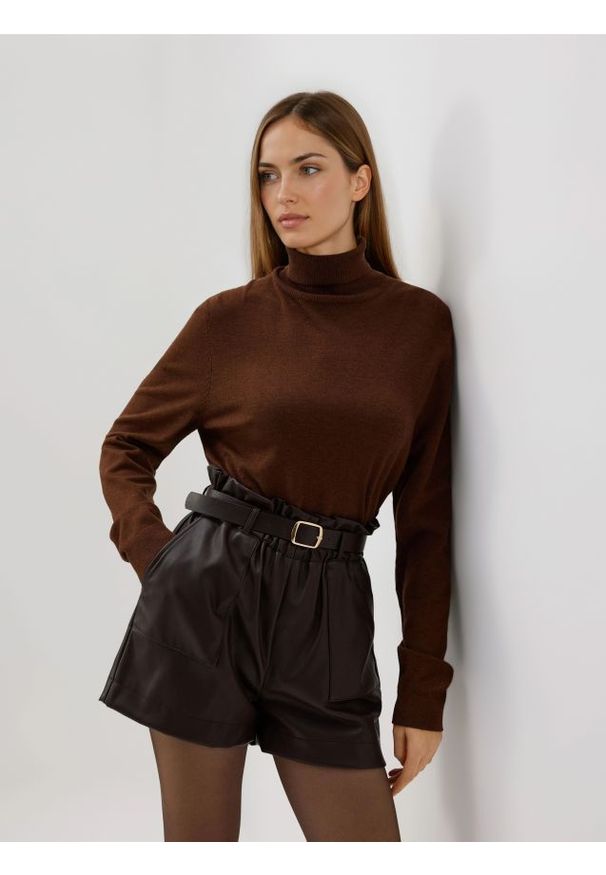 Reserved - Szorty z imitacji skóry z paskiem - ciemnobrązowy. Kolor: brązowy. Materiał: skóra