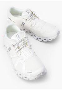 On Running - Sneakersy damskie białe ON RUNNING CLOUD 5. Okazja: do pracy, na co dzień, na spacer. Kolor: biały. Sport: bieganie