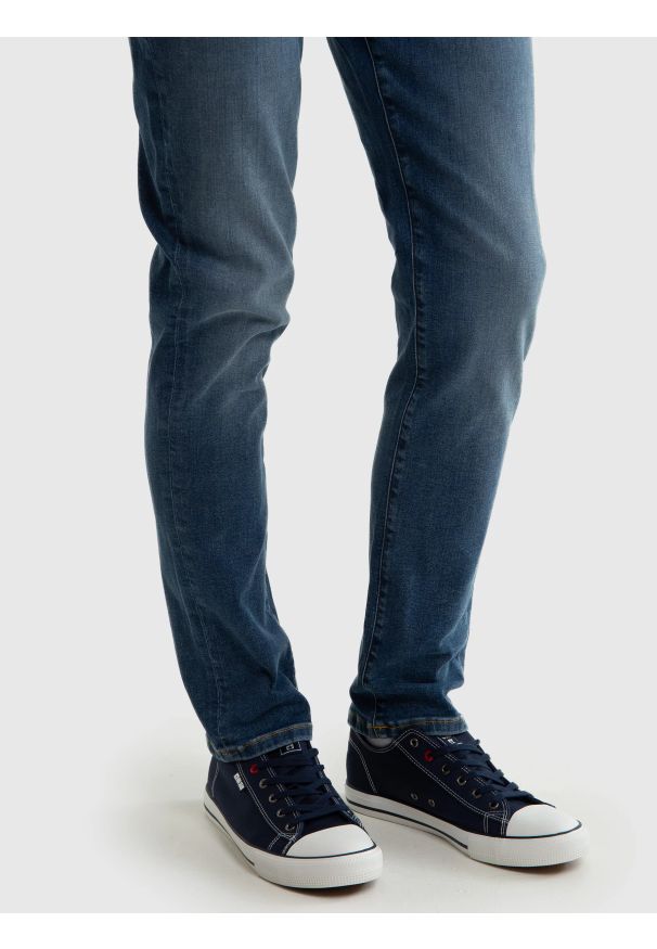 Big-Star - Trampki męskie niskie granatowe JJ174606 403. Okazja: na imprezę, na uczelnię, do pracy. Kolor: niebieski. Materiał: len, materiał, jeans. Styl: klasyczny