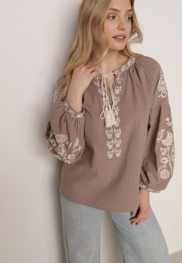 Born2be - Beżowa Bawełniana Bluzka Boho z Ozdobnym Haftem i Sznurkiem z Frędzlami Lamegenia. Okazja: na co dzień. Kolor: beżowy. Materiał: bawełna. Długość: długie. Wzór: haft. Styl: boho