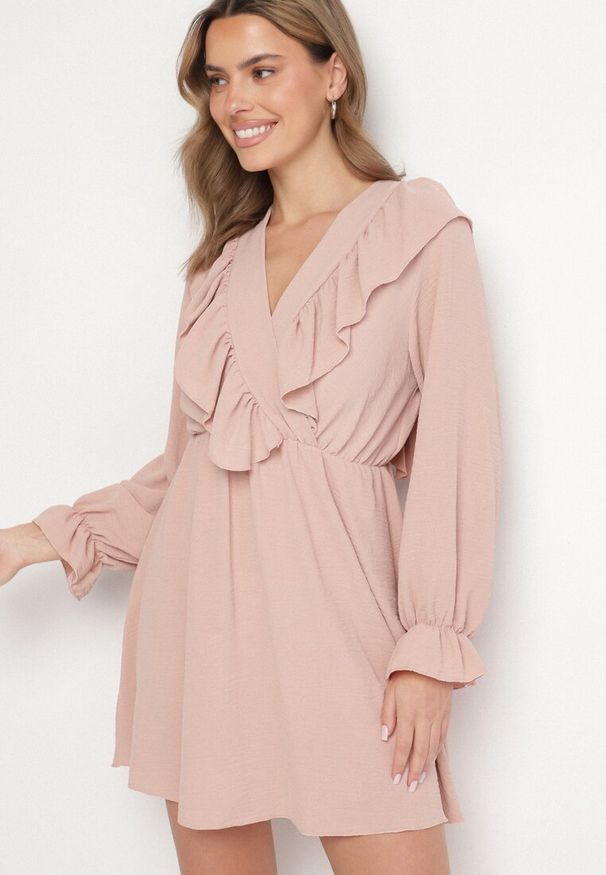 Born2be - Różowa Rozkloszowana Sukienka o Kopertowym Kroju z Falbankami Celonara. Okazja: na imprezę. Typ kołnierza: kołnierz z falbankami. Kolor: różowy. Typ sukienki: kopertowe. Styl: elegancki