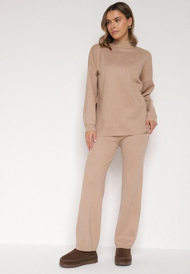 Born2be - Beżowy Komplet z Wiskozą Ozdobiony Metaliczną Nicią Sweter z Półgolfem i Szerokie Spodnie Aresina. Kolor: brązowy. Materiał: wiskoza. Wzór: aplikacja