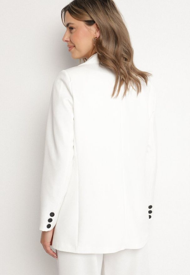 Born2be - Biała Klasyczna Marynarka o Jednorzędowym Kroju z Imitacją Kieszeni Felzeri. Okazja: na co dzień. Kolor: biały. Materiał: jeans. Sezon: wiosna, lato. Styl: klasyczny