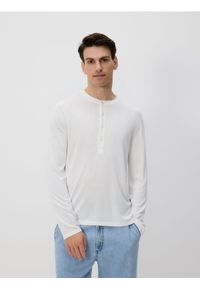 Reserved - Sweter henley - biały. Typ kołnierza: typu henley. Kolor: biały. Materiał: wiskoza