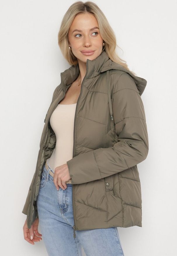 Born2be - Ciemnozielona Kurtka z Pikowanymi Przeszyciami i Odpinanym Kapturem Felanwen. Okazja: na co dzień. Kolor: zielony. Materiał: jeans. Styl: casual, elegancki, sportowy