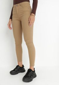 Born2be - Beżowe Spodnie Skinny Commins. Kolor: beżowy. Materiał: tkanina. Długość: długie. Wzór: jednolity. Styl: elegancki