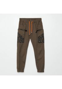 Cropp - Spodnie jogger cargo - Khaki. Kolor: brązowy #1