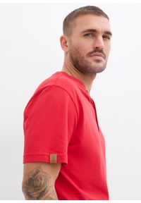 bonprix - Koszulka z dekoltem henley z czystej bawełny organicznej (2 szt.). Typ kołnierza: typu henley. Kolor: czerwony. Materiał: bawełna. Długość rękawa: krótki rękaw. Długość: krótkie