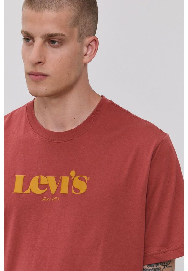 Levi's® - Levi's T-shirt bawełniany kolor czerwony z nadrukiem 16143.0318-Reds. Okazja: na spotkanie biznesowe. Kolor: czerwony. Materiał: bawełna. Wzór: nadruk. Styl: biznesowy