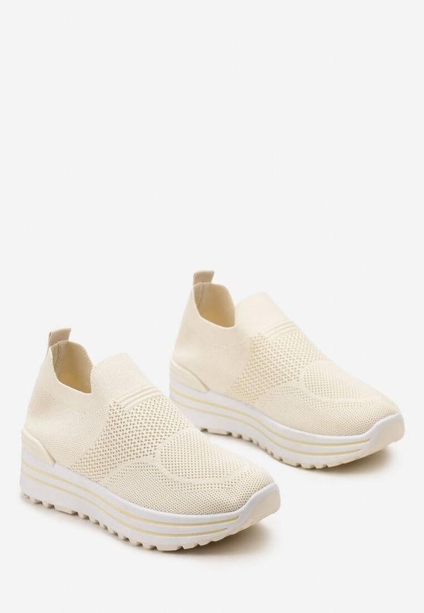 Renee - Beżowe Wsuwane Buty Sportowe z Miękką Cholewką na Niskiej Platformie Dionema. Zapięcie: bez zapięcia. Kolor: beżowy. Szerokość cholewki: normalna. Obcas: na platformie. Sport: turystyka piesza