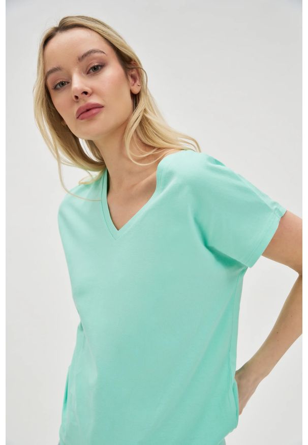 MOODO - Bawełniany t-shirt z dekoltem w serek miętowy. Typ kołnierza: dekolt w serek. Kolor: miętowy. Materiał: bawełna