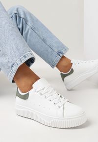 Born2be - Biało-Zielone Sneakersy ze Żłobieniami na Płaskiej Podeszwie z Metaliczną Wstawką Granuse. Kolor: zielony. Materiał: jeans. Obcas: na płaskiej podeszwie #1