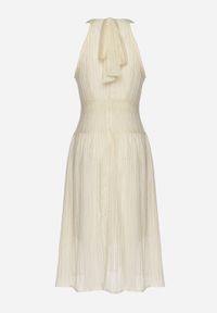 Born2be - Jasnobeżowa Rozkloszowana Sukienka z Tłoczonej Tkaniny z Wiązaniem z Tyłu Nimioretta. Okazja: na ślub cywilny, na imprezę, na wesele. Kolor: beżowy. Materiał: tkanina. Wzór: aplikacja. Typ sukienki: rozkloszowane. Styl: elegancki #2