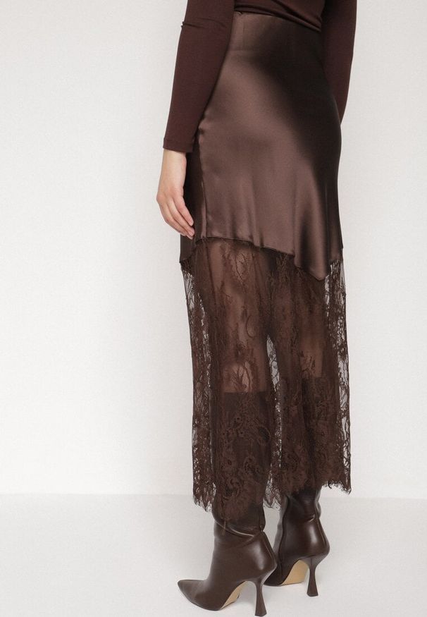 Born2be - Brązowa Satynowa Spódnica Ozdobiona Koronką Milori. Okazja: na spotkanie biznesowe. Kolor: brązowy. Materiał: satyna, koronka. Wzór: aplikacja, koronka. Sezon: wiosna, lato. Styl: klasyczny, biznesowy