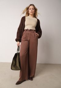 Born2be - Brązowe Szerokie Spodnie z Wysokim Stanem z Domieszką Bawełny i Geometryczną Klamrą Syliteia. Okazja: na co dzień. Stan: podwyższony. Kolor: brązowy. Materiał: bawełna. Wzór: geometria. Styl: casual #1