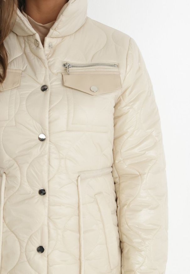 Born2be - Beżowa Kurtka za Kolano z Kołnierzem Pikowana Chloime. Kolor: beżowy. Materiał: materiał