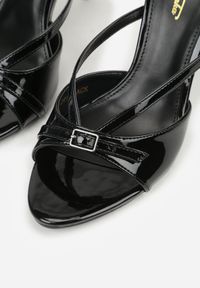 Born2be - Czarne Lakierowane Klapki na Szpilce Zdobione Paskami i Klamerką Hemdithas. Okazja: na co dzień. Kolor: czarny. Materiał: lakier. Wzór: aplikacja. Obcas: na szpilce. Styl: wizytowy, casual #2