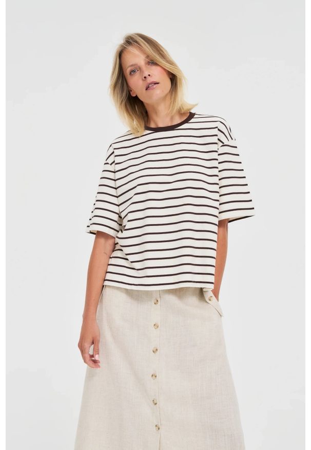 MOODO - T-shirt oversize w paski brązowy. Kolor: brązowy. Materiał: bawełna. Wzór: paski