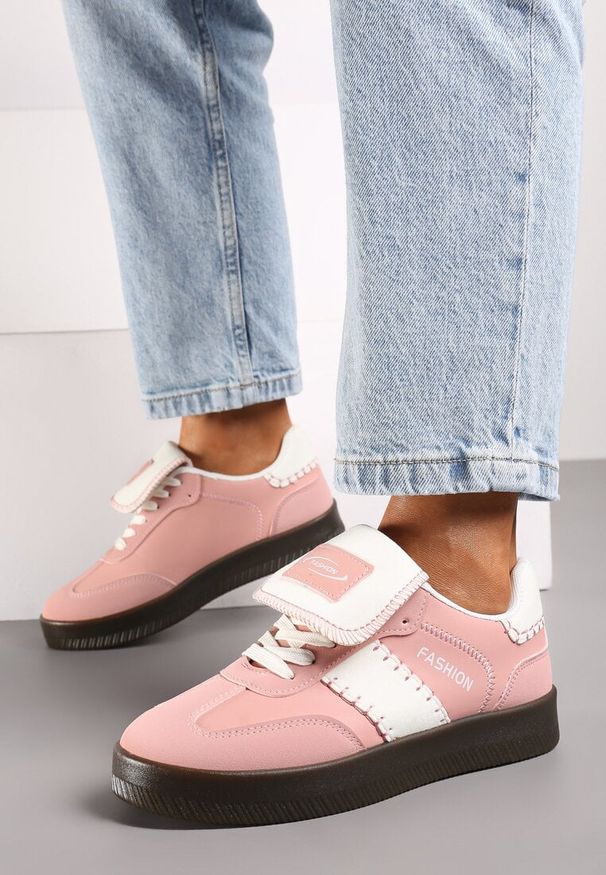Renee - Różowe Sneakersy na Platformie z Kontrastującymi Detalami i Wywiniętym Językiem Amirila. Nosek buta: okrągły. Zapięcie: sznurówki. Kolor: różowy. Materiał: materiał. Obcas: na platformie. Wysokość obcasa: niski