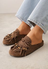 Born2be - Ciemnobrązowe Klapki VICES Typu Mule z Koralikami Frędzlami i Kokardą Dioleora. Okazja: na co dzień. Kolor: brązowy. Wzór: aplikacja. Styl: casual, elegancki #7