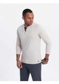 Ombre Clothing - Męski longsleeve z guzikami przy dekolcie - jasnobeżowy V6 - Rozmiar: S. Okazja: na co dzień. Kolor: beżowy. Materiał: bawełna, jersey, dzianina. Długość rękawa: długi rękaw. Wzór: aplikacja. Styl: klasyczny, casual #3