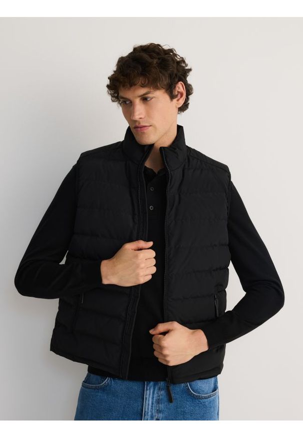 Reserved - Puchowa kamizelka - czarny. Kolor: czarny. Materiał: puch