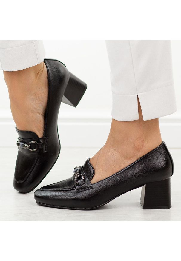 Czarne półbuty damskie na słupku M.Daszyński 25141-1. Okazja: na co dzień. Kolor: czarny. Materiał: skóra. Szerokość cholewki: normalna. Sezon: wiosna, jesień. Obcas: na słupku. Styl: casual, elegancki, klasyczny, wizytowy