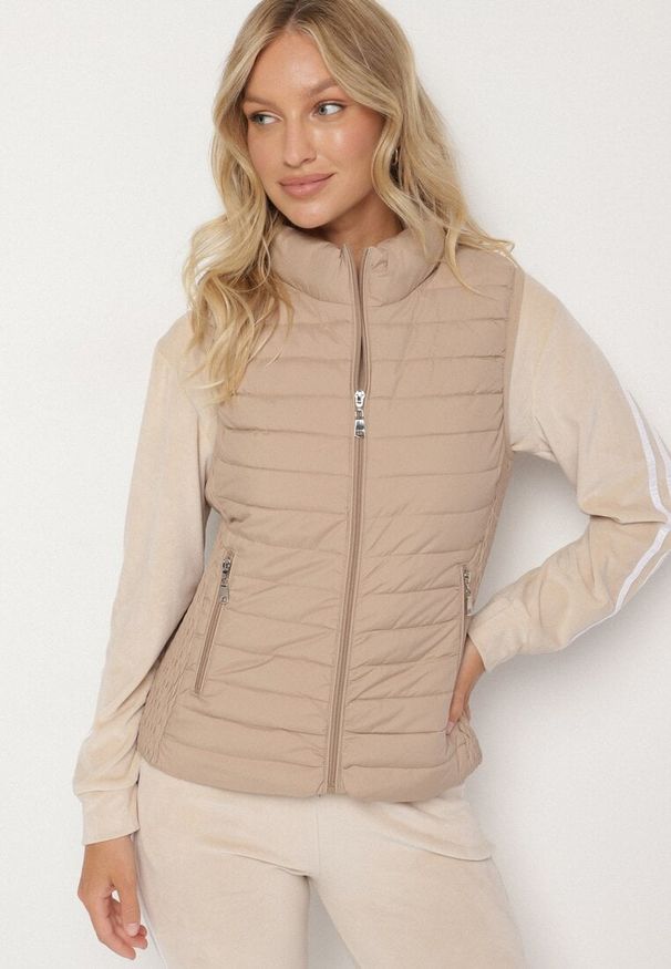 Born2be - Ciemnobeżowa Pikowana Kamizelka ze Stójką i Zasuwanymi Kieszeniami Lorenith. Typ kołnierza: kołnierzyk stójkowy. Kolor: beżowy. Materiał: jeans. Styl: elegancki