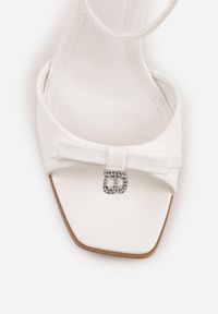 Renee - Białe Sandały VICES na Szpilce Zdobione Kokardą i Aplikacją z Cyrkoniami Sireilora. Zapięcie: pasek. Kolor: biały. Materiał: satyna. Wzór: aplikacja. Obcas: na szpilce. Styl: glamour #9