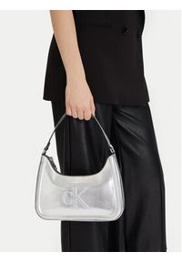 Calvin Klein Torebka Bold Ck Metallic Shoulder Bag LV04F3332G Srebrny. Kolor: srebrny. Materiał: skórzane #5