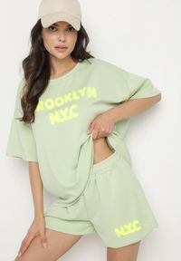 Born2be - Jasnozielony Komplet Oversize z Wiskozą T-shirt i Szorty z Nadrukiem Liravella. Kolor: zielony. Materiał: wiskoza. Wzór: nadruk #5