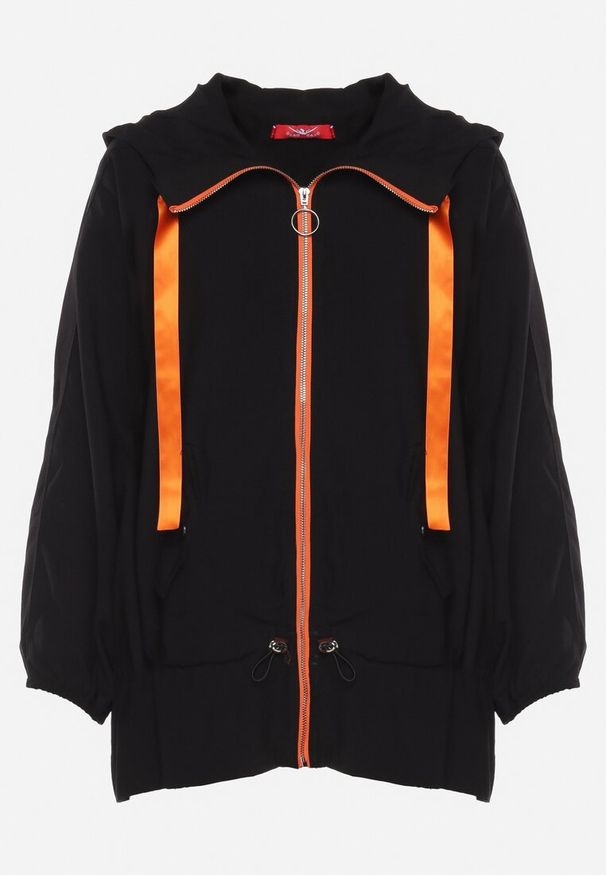 Born2be - Czarna Kurtka Jednorzędowa z Bawełną Kapturem i Wstążką Zakończona Ściągaczem Martinis. Okazja: na co dzień. Kolor: czarny. Materiał: bawełna. Wzór: aplikacja. Styl: elegancki, casual, klasyczny