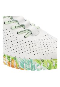 Białe Półbuty Artiker Wygodne Sneakersy Damskie. Kolor: biały. Materiał: skóra. Szerokość cholewki: normalna. Wzór: nadruk #4