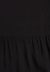 Renee - Czarna Sukienka z Bawełny o Rozkloszowanym Kroju Ozdobiona Falbankami Tessah. Okazja: na co dzień. Typ kołnierza: kołnierz z falbankami. Kolor: czarny. Materiał: bawełna. Wzór: aplikacja. Styl: casual, klasyczny, elegancki #4