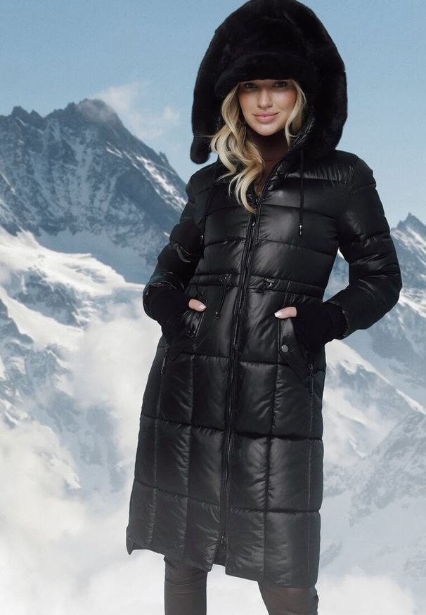 Born2be - Czarna Pikowana Kurtka z Kapturem z Futerkiem z Możliwością Odpięcia Ściągana w Talii Ravanna. Okazja: na co dzień. Typ kołnierza: kaptur. Kolor: czarny. Materiał: futro. Styl: casual, elegancki