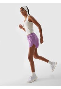 4f - Spodenki do biegania szybkoschnące damskie - fioletowe. Kolor: fioletowy. Materiał: włókno, materiał, elastan, tkanina, syntetyk. Długość: krótkie. Wzór: gładki, jednolity. Sport: bieganie, fitness