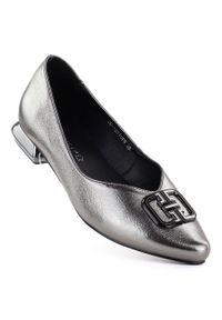 POTOCKI - Baleriny damskie na ozdobnym obcasie srebrne Potocki SZ12770. Kolor: srebrny. Materiał: skóra ekologiczna. Obcas: na obcasie. Styl: elegancki. Wysokość obcasa: średni #1