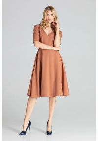 Sukienki.shop - Rozkloszowana sukienka midi z dekoltem V brązowa. Okazja: na imprezę, do pracy. Kolor: brązowy. Długość: midi #1
