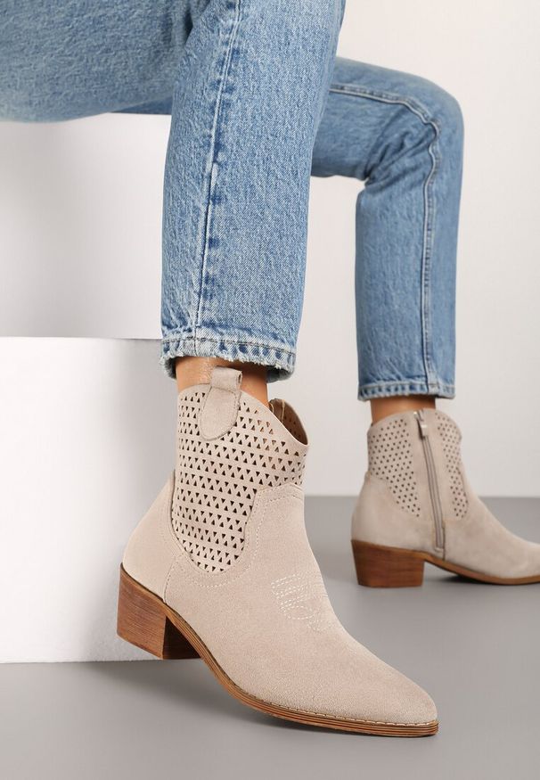 Born2be - Jasnobeżowe Ażurowe Botki Vices w Stylu Kowbojek na Obcasie Norfedi. Okazja: na co dzień. Nosek buta: szpiczasty. Kolor: beżowy. Materiał: jeans. Wzór: ażurowy. Obcas: na obcasie. Styl: boho, casual. Wysokość obcasa: średni