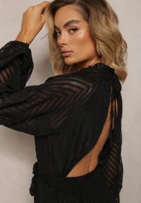 Renee - Czarny Elegancki Kombinezon z Tłoczonym Wzorem Falbankami i Bufiastymi Rękawami Dalisa. Kolor: czarny. Materiał: skóra. Styl: elegancki #5