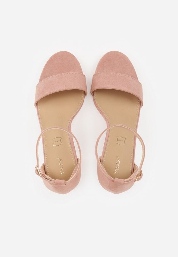 Renee - Jasnoróżowe Sandały Vices na Słupku z Wkładką ze Skóry Naturalnej Avelhira. Okazja: na studniówkę, na ślub cywilny, na wesele. Zapięcie: sprzączka. Kolor: różowy. Materiał: skóra. Obcas: na słupku