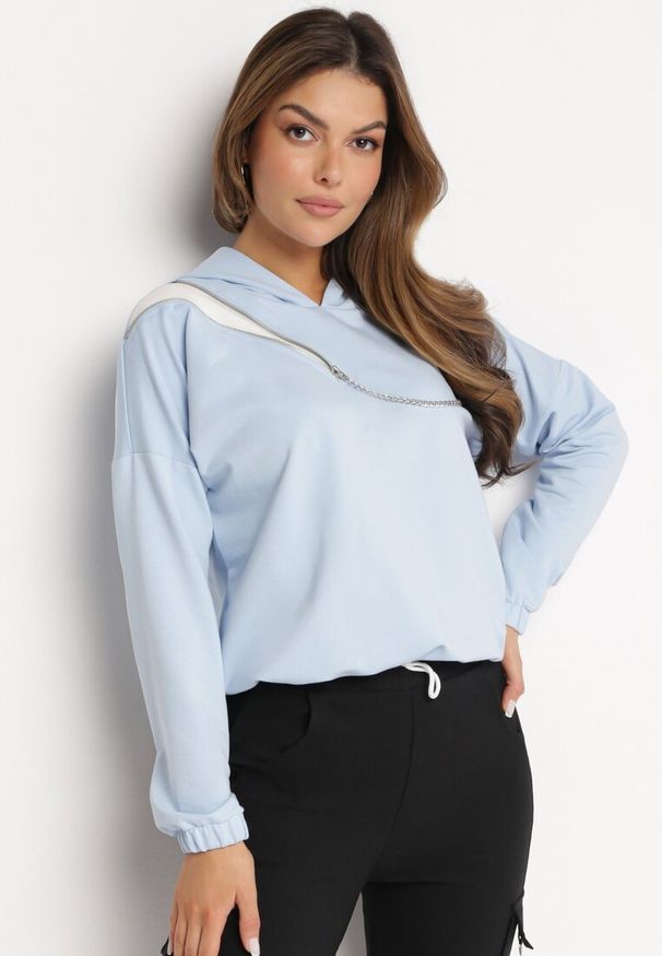 Born2be - Niebieska Bawełniana Bluza z Kapturem z Ozdobnym Łańcuszkiem i Suwakiem Cielo. Typ kołnierza: kaptur. Kolor: niebieski. Materiał: bawełna